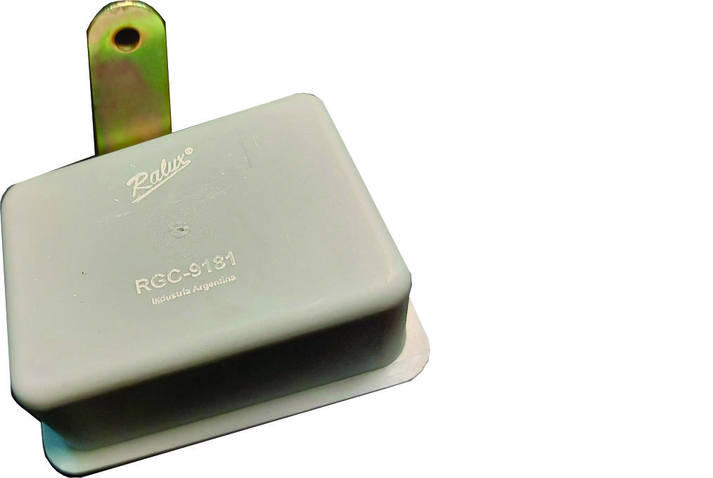 Relay con sensor de carga para batería auxiliar